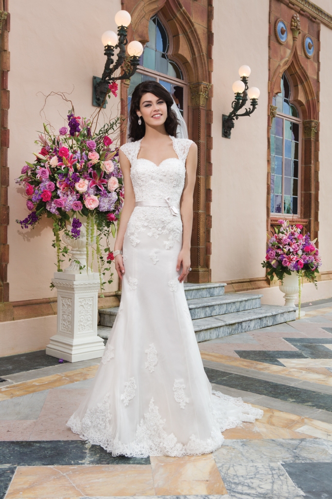 lace wedding dress with keyhole back