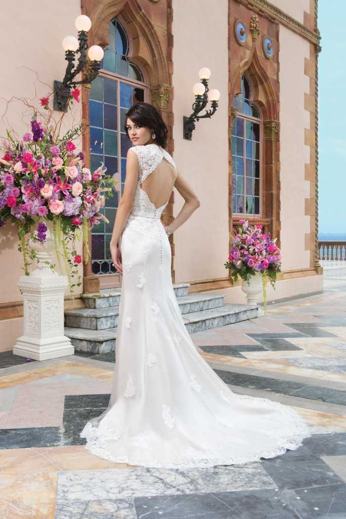 Style 3821 keyhole back wedding gown