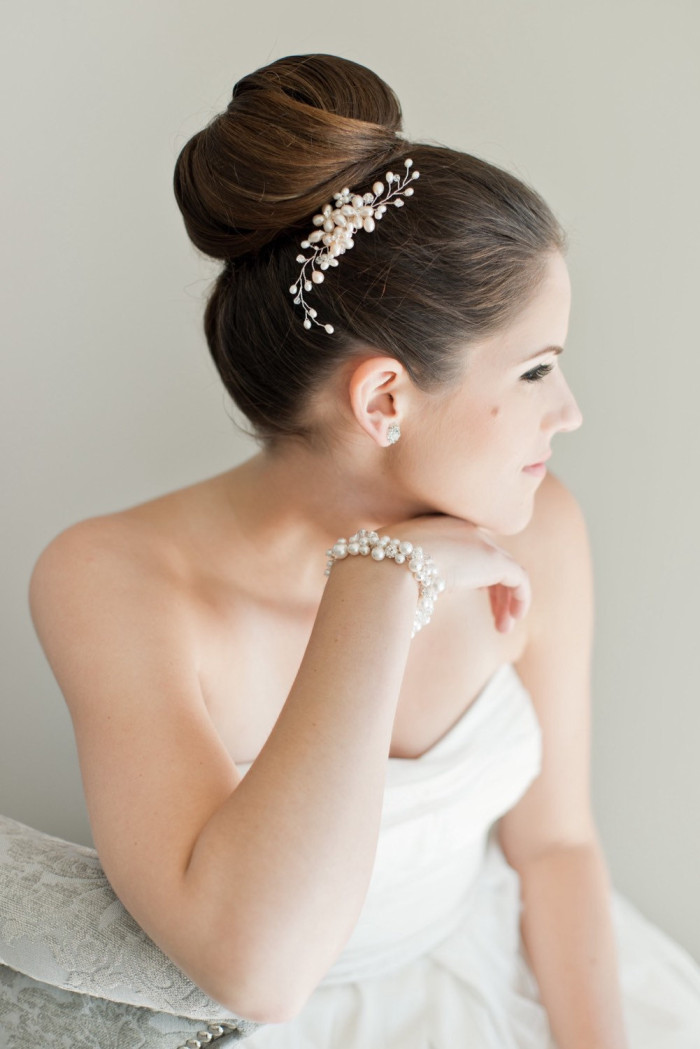 Bridal Hair Comb with Freshwater Pearls by Sarah Walsh Bridal | Photography by  Laura Kelly Photography