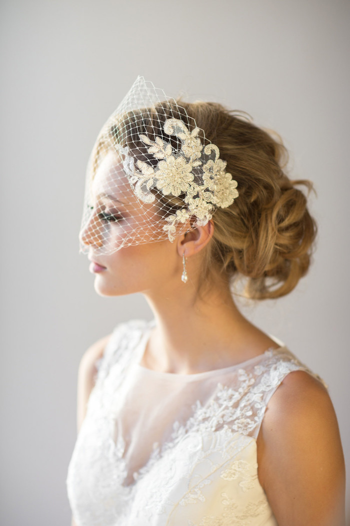 Lace birdcage veil by PowderBlueBijoux on Etsy | Photography by Maru Photography