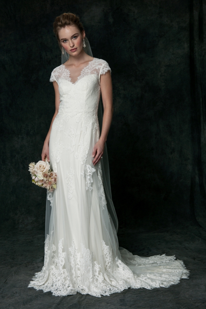 Simple lace wedding dress by Saja Wedding | Photography by Dayane Ohira