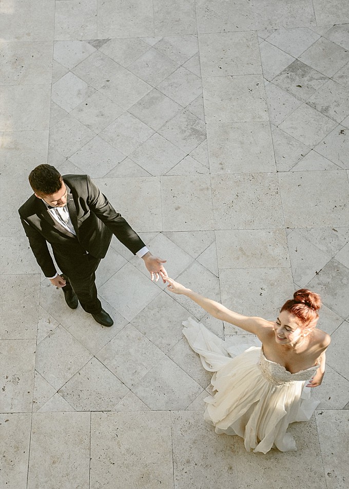 Bride and groom dancing | Kelly Sauer Photography | Plum Pretty Sugar & Aisle Society Styled Shoot