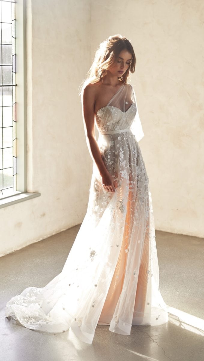 https://www.dressforthewedding.com/wp-content/uploads/2019/08/Avery_Anna-Campbell-Wedding-Dresses-Lumiere-680x1200.jpg