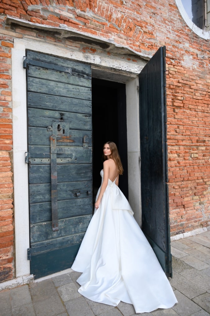 Strapless ball gown bow back