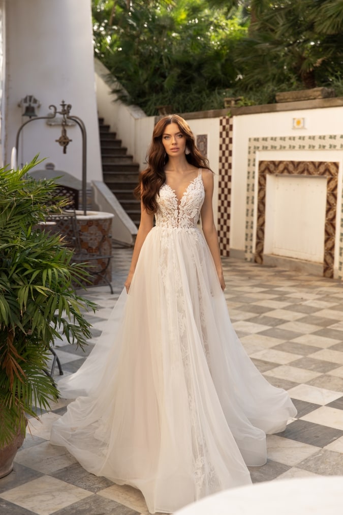 Floroal lace wedding dress with no sleeves